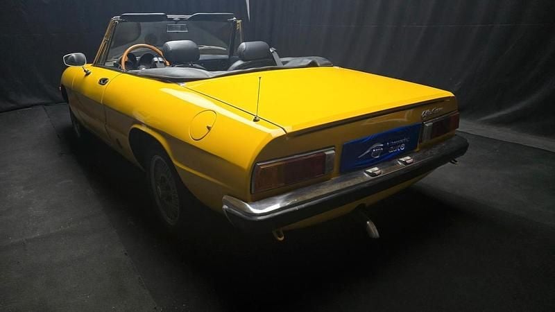 Begagnad Alfa Romeo Spider Veloce 131 HK (96 kW) 1982 Gul Cab