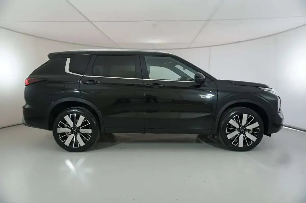 Nuova Mitsubishi Outlander P-HEV Intense 136 CV (100 kW) 2026 Black diamond SUV