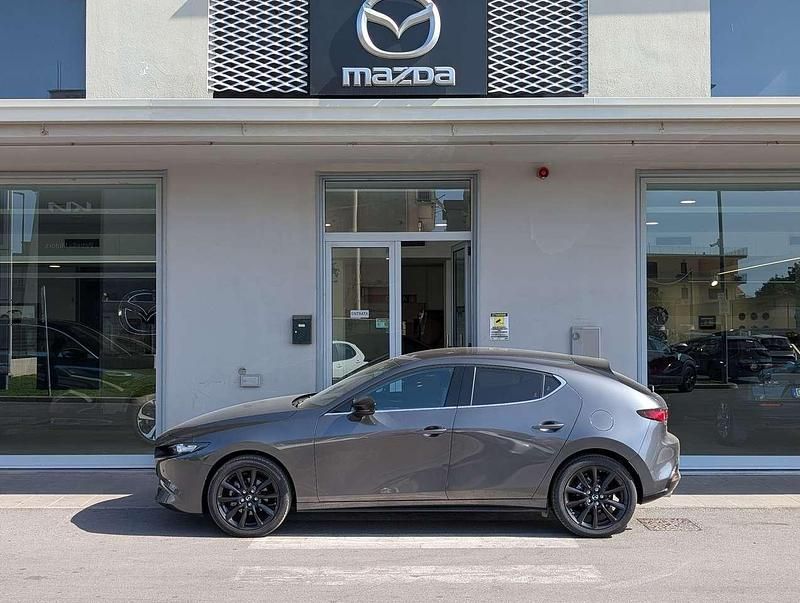 Grigio scuro Nuova 2025 Mazda 3 Homura-Line Tre volumi | 25.900 € (Buon prezzo) - Immagine 1/4