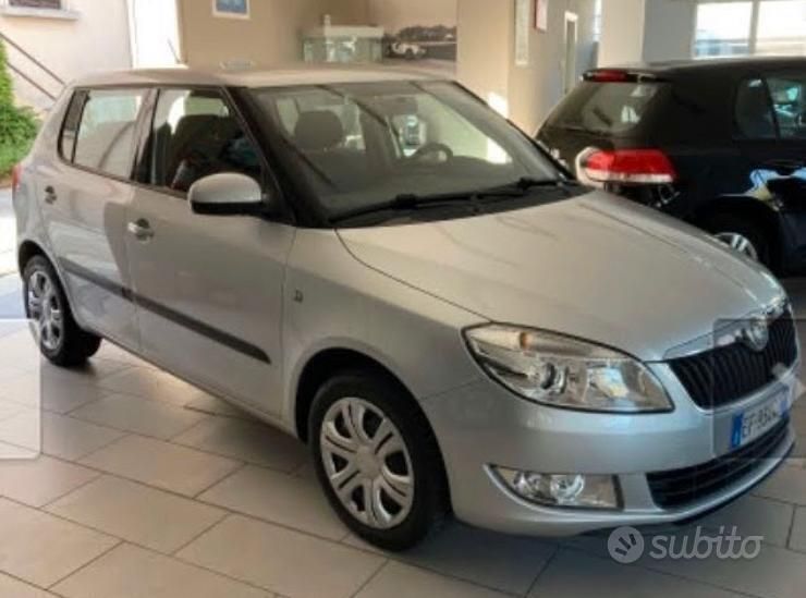 Grigio Usata 2010 Skoda Fabia Utilitaria | 4900 € (Cara) - Immagine 1/4