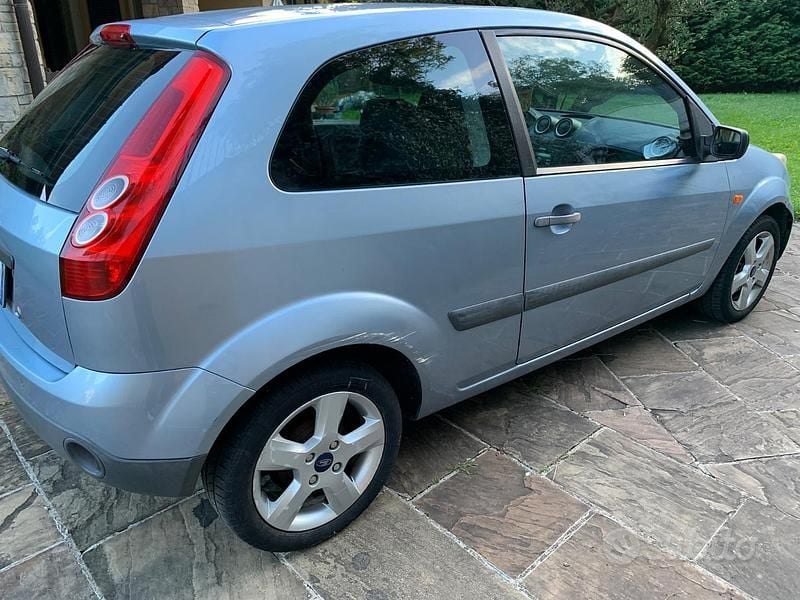 Usata Ford Fiesta 75 CV (55 kW) 2005 Utilitaria