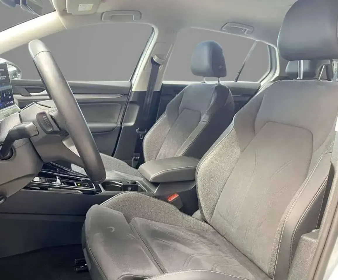 Usata VW Golf VIII Style 204 CV (150 kW) 2025 Oyster silver Berlina