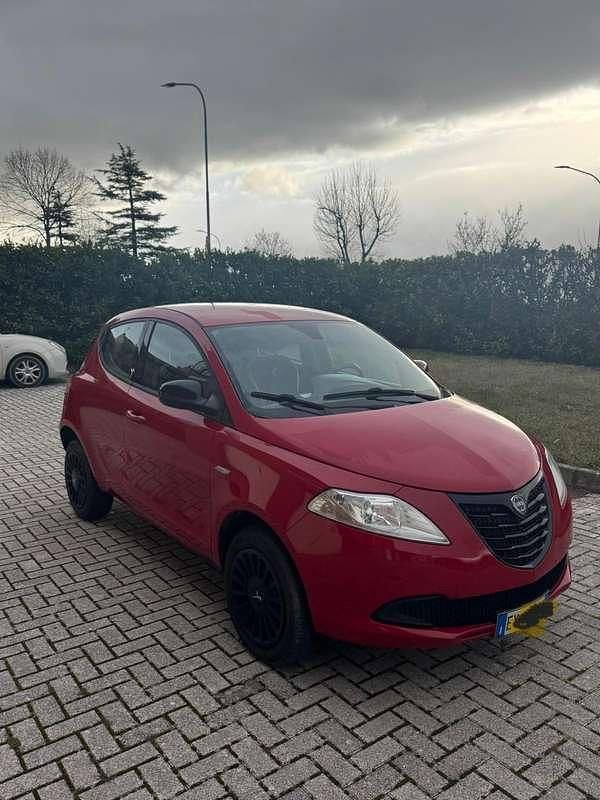 Usata Lancia Ypsilon Gold 80 CV (58 kW) 2015 Utilitaria