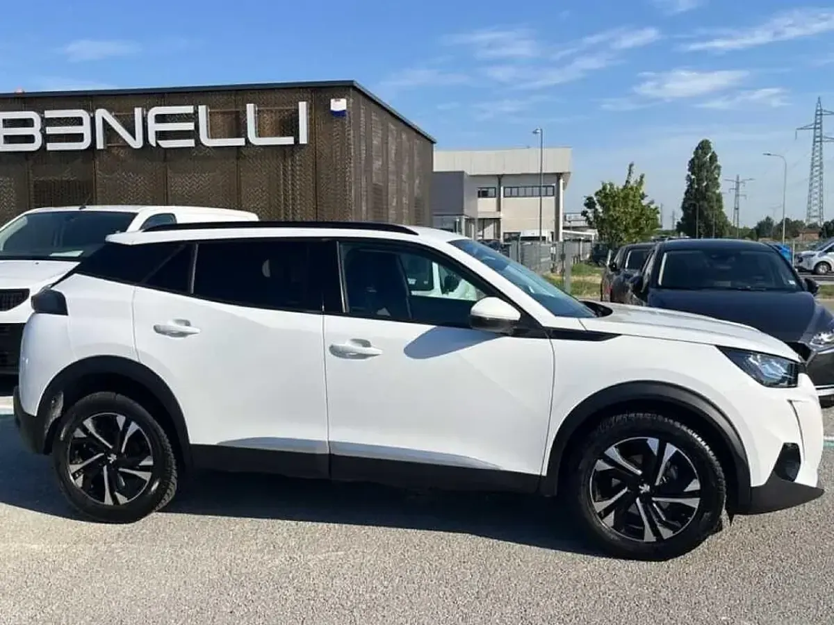 Usata Peugeot 2008 Allure 101 CV (74 kW) 2021 Banchisa SUV