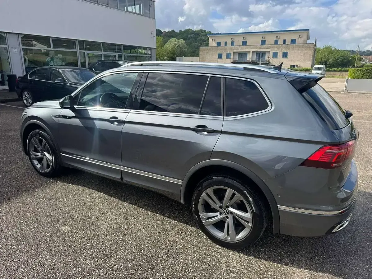 Usata VW Tiguan R-line 200 CV (147 kW) 2022 Grigio SUV