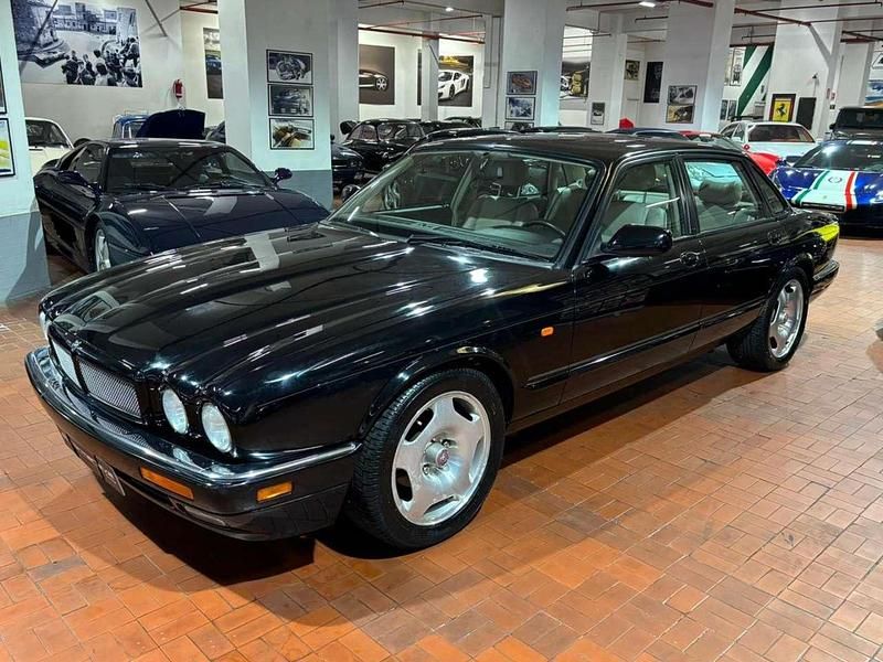 Usata Jaguar XJR 325 CV (239 kW) 1995 Nero Berlina