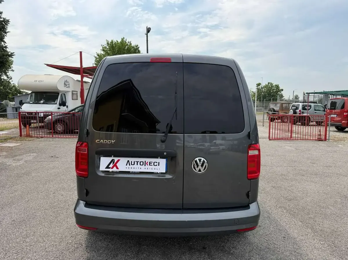Usata VW Caddy 102 CV (75 kW) 2018 Grigio Monovolume