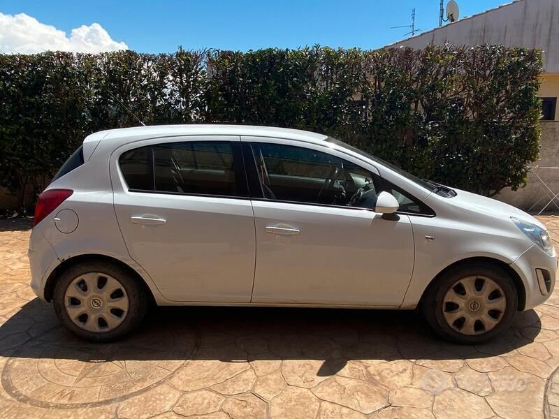 Usata 2013 Opel Corsa Due volumi | 2500 € (Super prezzo) - Immagine 1/4