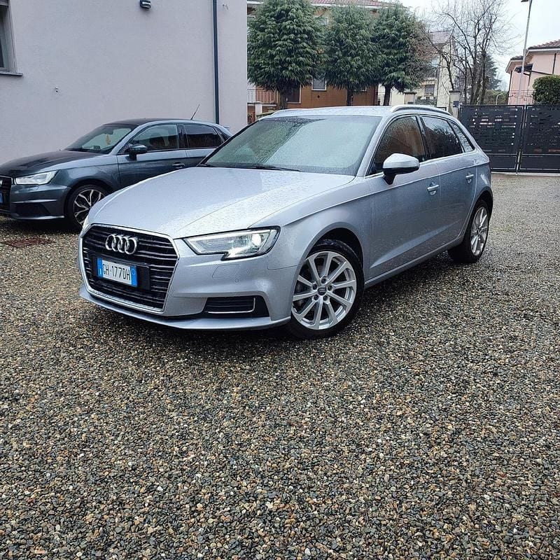 Usado Audi A3 Design 116 CV (85 kW) 2018 Plateado Berlina