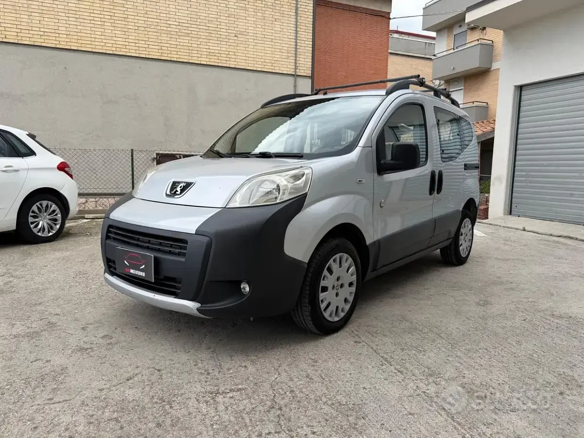 Begagnad Peugeot Bipper Outdoor 68 HK (50 kW) 2011 Grå Minibuss