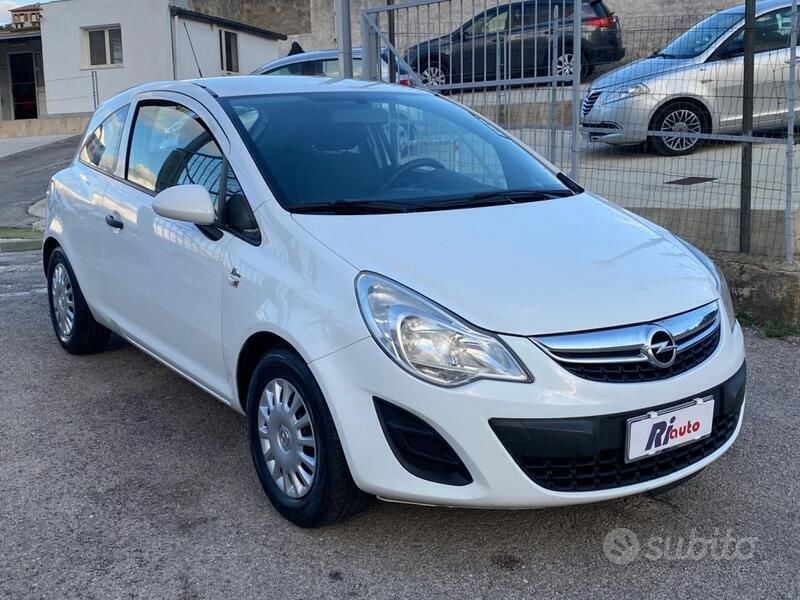 Usata Opel Corsa 75 CV (55 kW) 2011 Bianco Berlina
