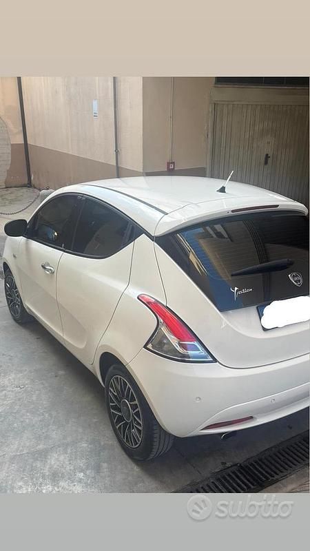 Usata Lancia Ypsilon Gold 95 CV (69 kW) 2018 Bianco Utilitaria