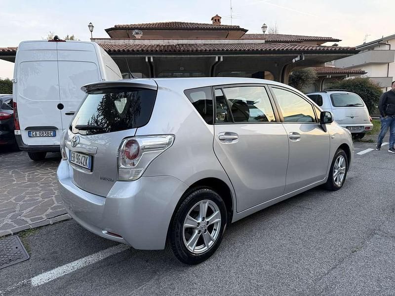 Usata Toyota Verso Sol 132 CV (97 kW) 2010 Grigio Monovolume
