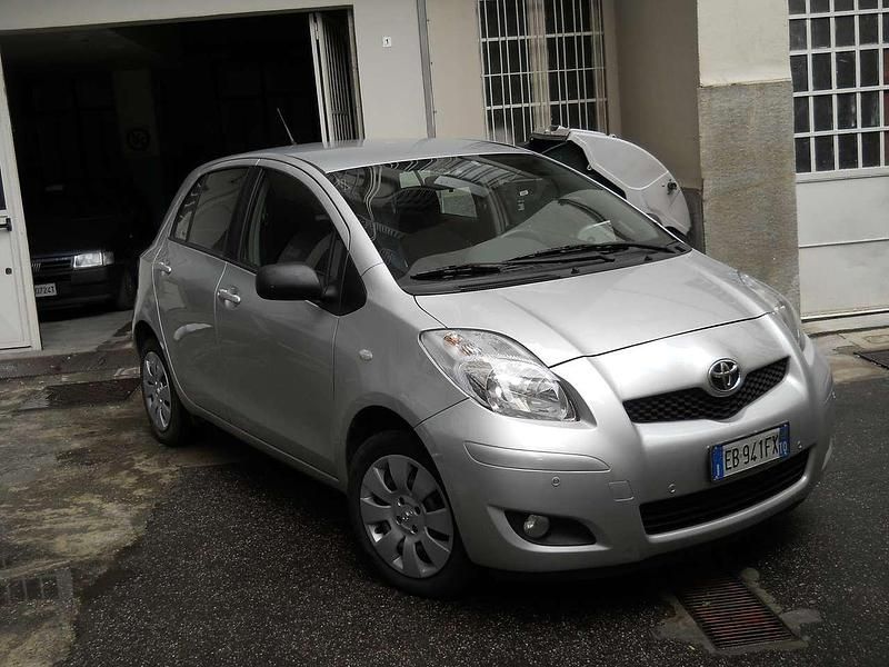 Usata Toyota Yaris Sol 101 CV (74 kW) 2010 Argento Utilitaria