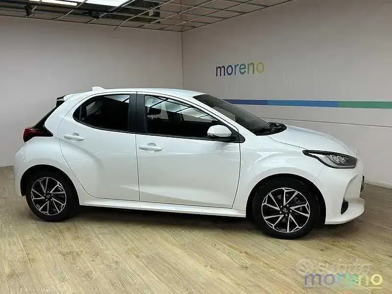 Usata Toyota Yaris Hybrid Trend 100 CV (73 kW) 2022 Bianco Berlina