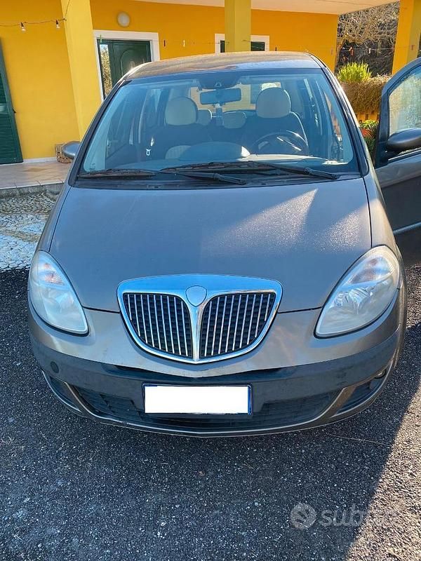 Usata Lancia Musa 105 CV (77 kW) 2005 Marrone Monovolume