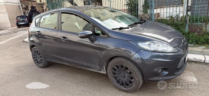Usata Ford Fiesta 70 CV (51 kW) 2010 Grigio Utilitaria