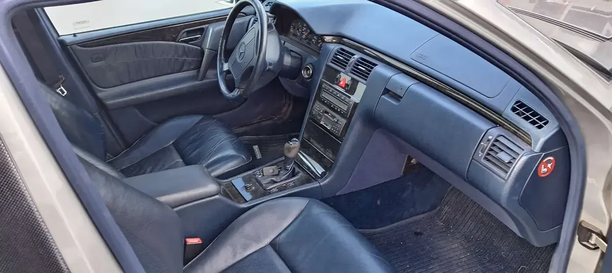 Usata Mercedes E200 Avantgarde 136 CV (100 kW) 1996 Argento Berlina