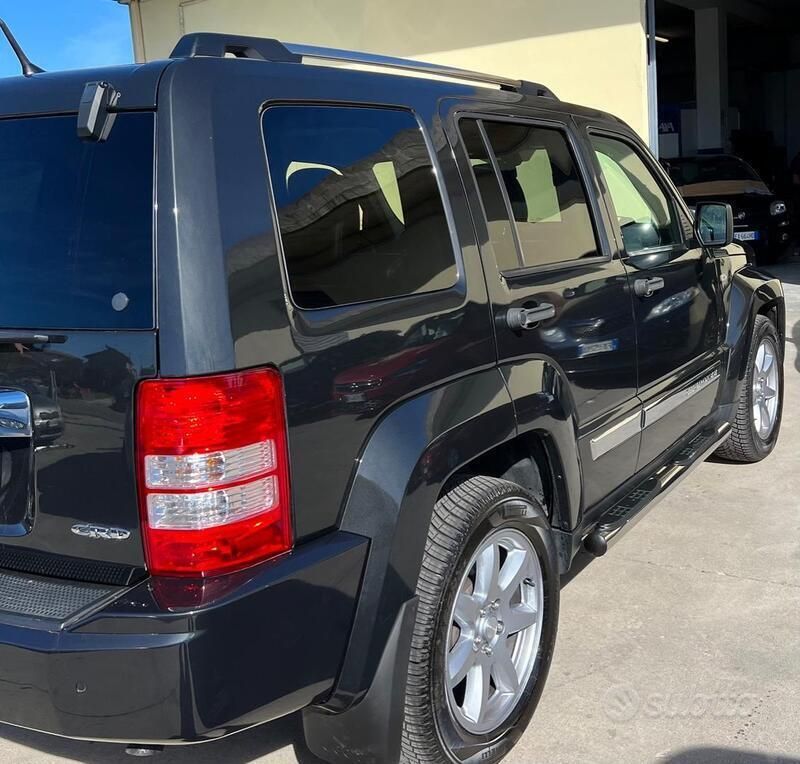 Usata Jeep Cherokee 200 CV (147 kW) 2011 Nero SUV