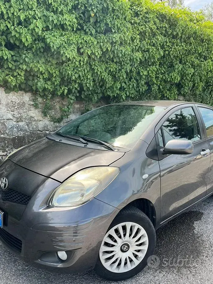 Usata Toyota Yaris Sol 69 CV (50 kW) 2011 Grigio Utilitaria