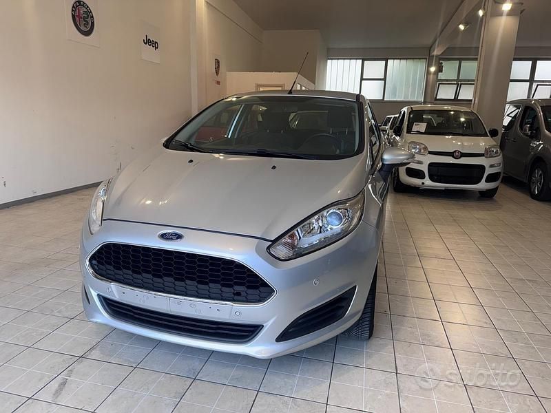 Begagnad Ford Fiesta 2017 Grå Sedan