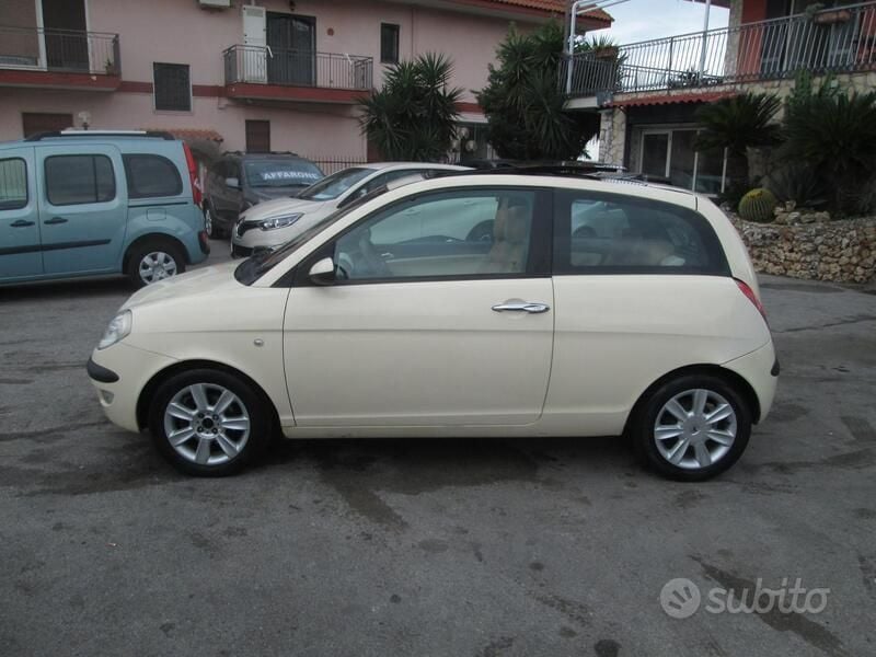 Usata Lancia Ypsilon 80 CV (58 kW) 2004 Beige Utilitaria