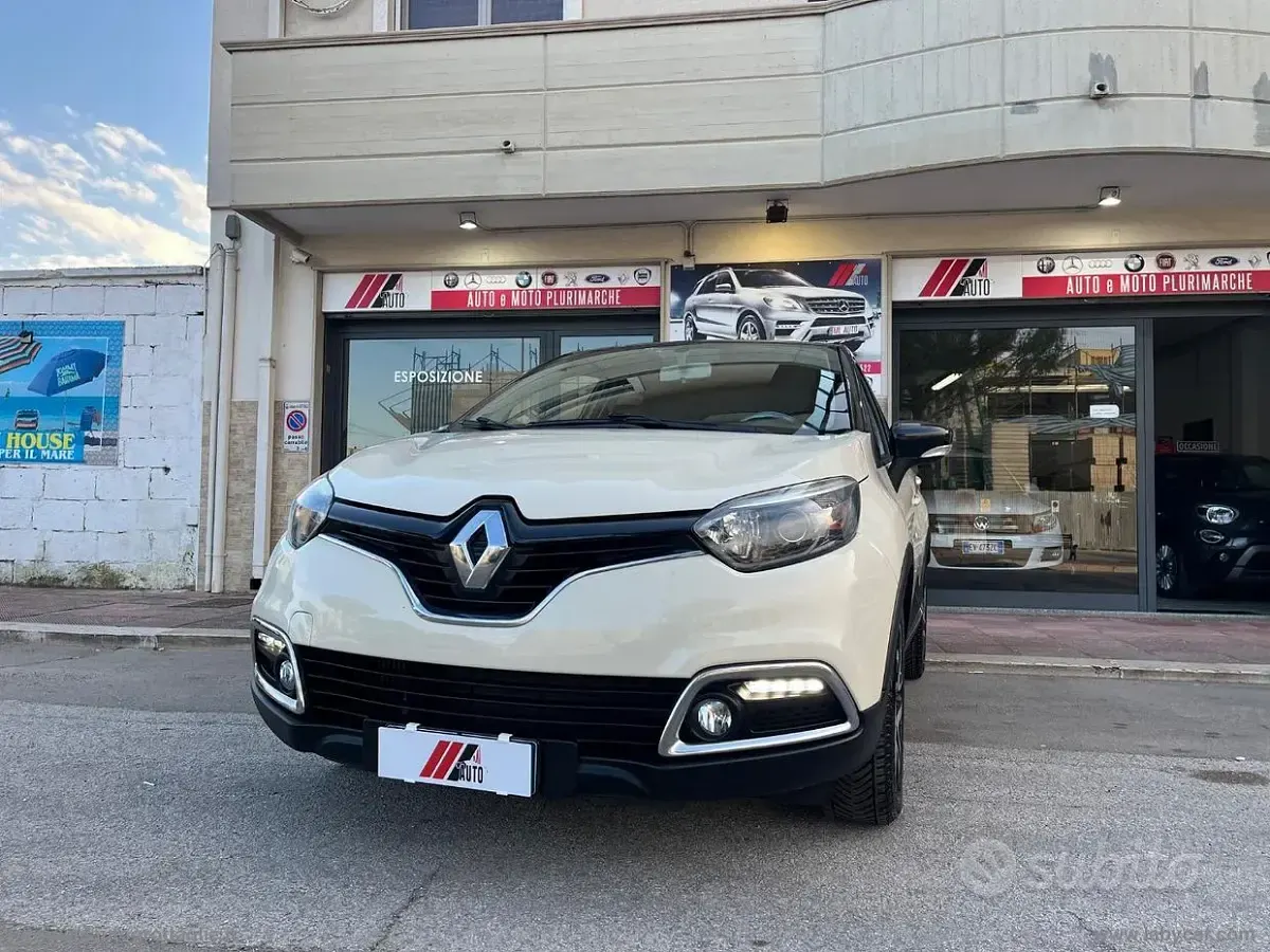 Usado Renault Captur Iconic 90 CV (66 kW) 2016 Beige SUV