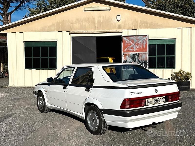 Usata Alfa Romeo 75 148 CV (108 kW) 1991 Bianco Berlina