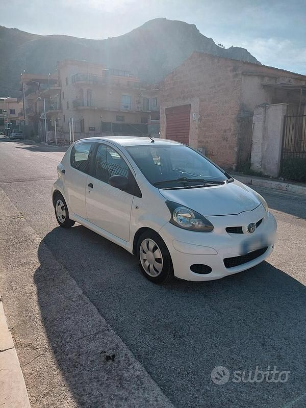 Usata Toyota Aygo Connect Style 67 CV (49 kW) 2012 Bianco Utilitaria