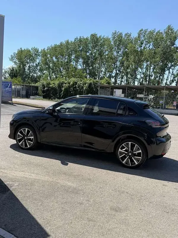 Usata Peugeot 208 GT 102 CV (75 kW) 2022 Nero Utilitaria