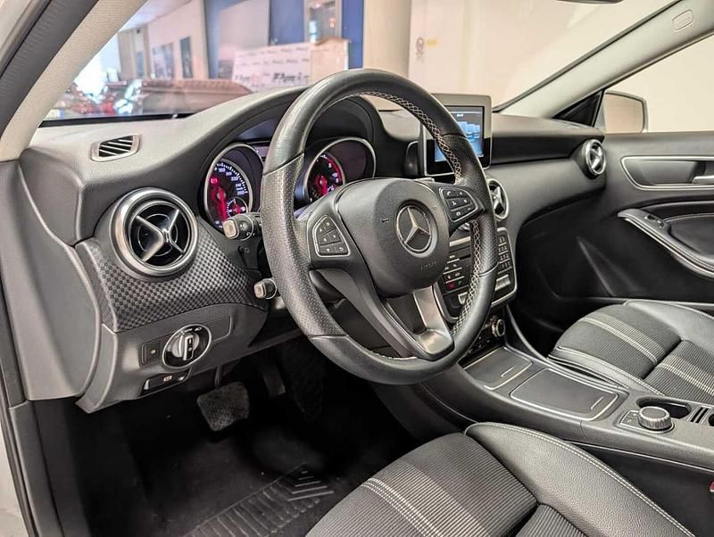 Usata Mercedes A180 109 CV (80 kW) 2017 Grigio Berlina