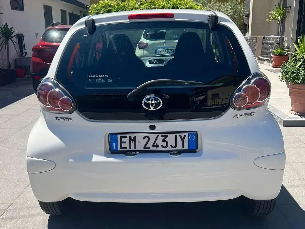 Usata Toyota Aygo 68 CV (50 kW) 2012 Bianco Utilitaria