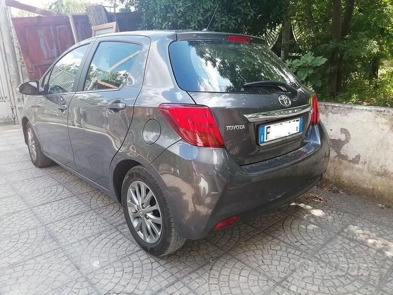 Usata Toyota Yaris 90 CV (66 kW) 2017 Grigio Utilitaria