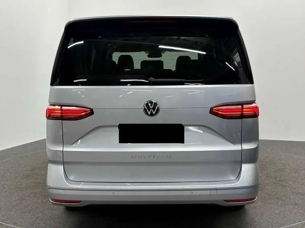 Usata VW Multivan 150 CV (110 kW) 2024 Argento metallizzato Monovolume