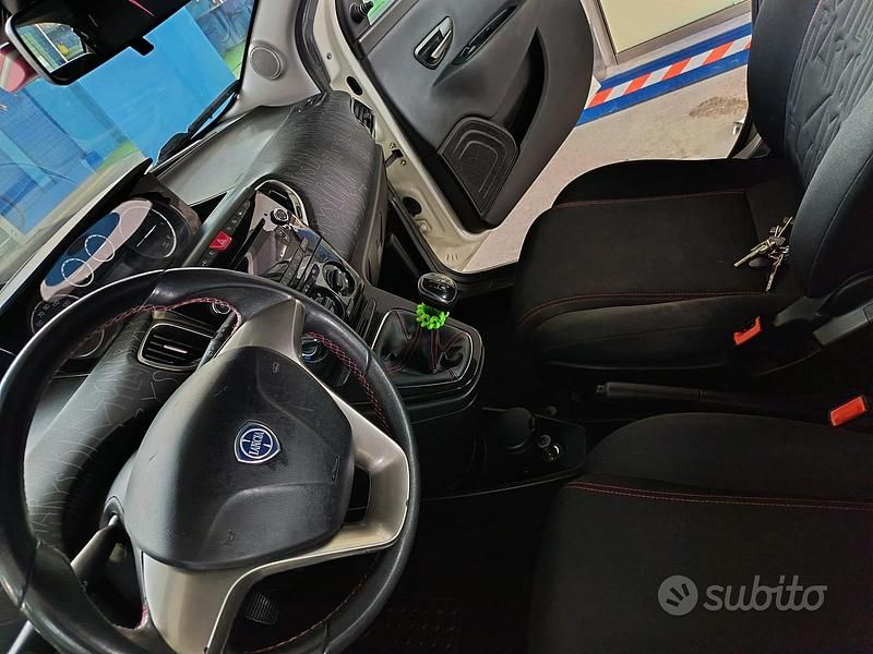 Usata Lancia Ypsilon 95 CV (69 kW) 2014 Bianco Utilitaria