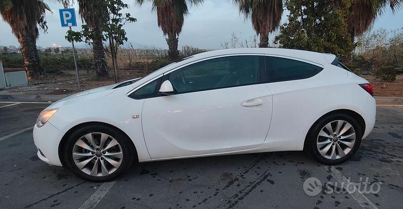 Usata 2013 Opel Astra GTC Coupé | 6900 € (Molto cara) - Immagine 1/4