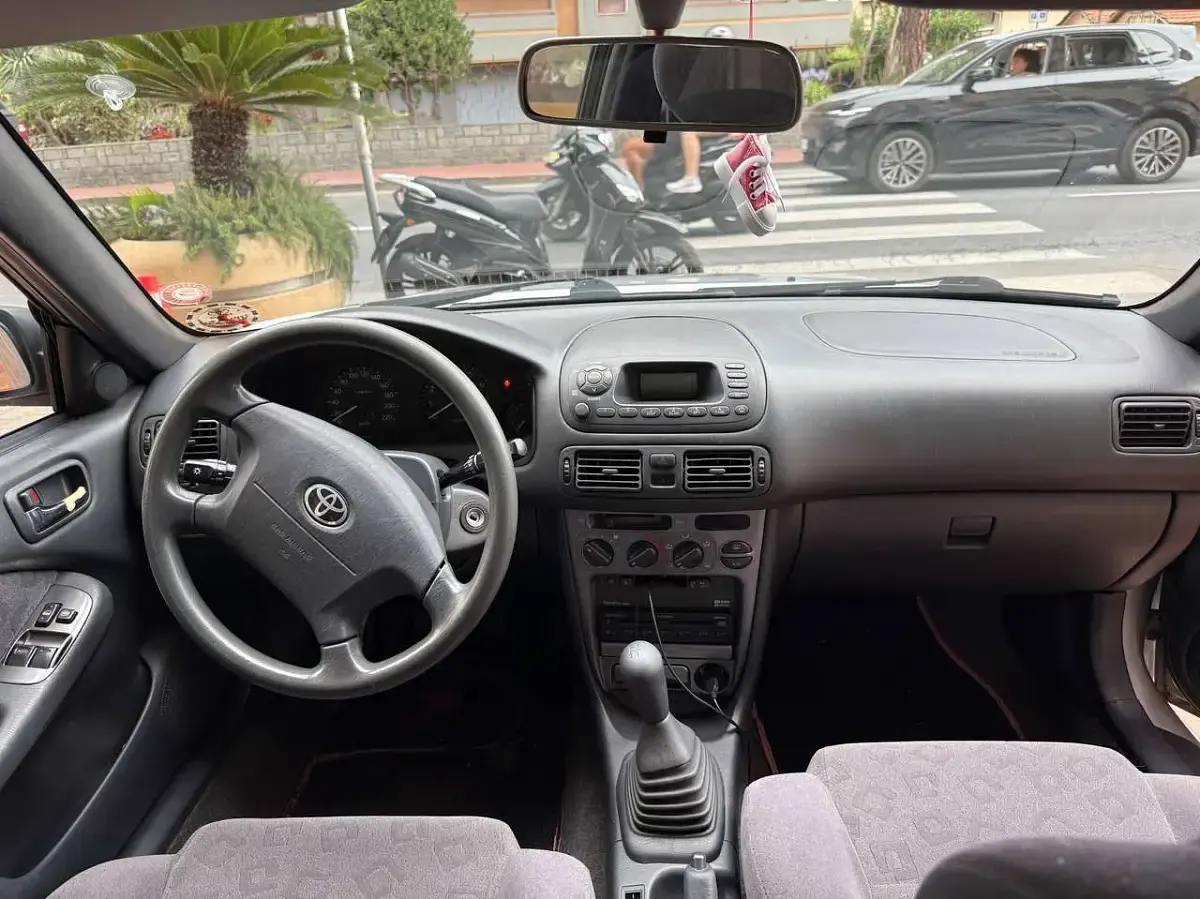 Usata Toyota Corolla Sol 110 CV (80 kW) 2000 Argento Utilitaria