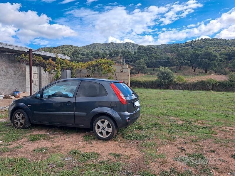 Grigio Usata 2008 Ford Fiesta Due volumi | 4500 € (Molto cara) - Immagine 1/4