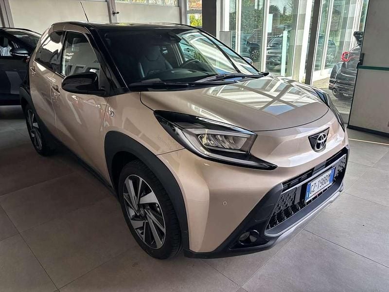 Usata Toyota Aygo X Lounge 72 CV (52 kW) 2025 Beige SUV
