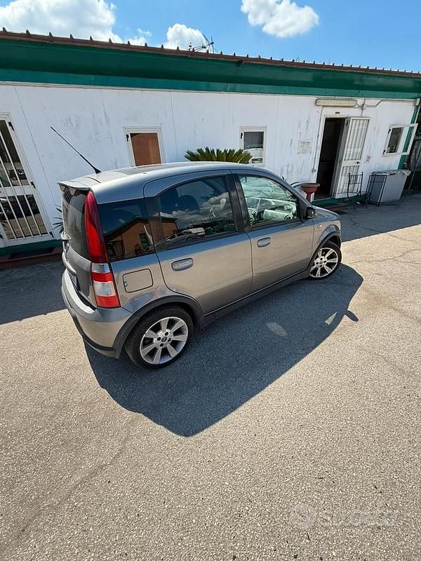 Usata Fiat Panda 100 CV (73 kW) 2007 Grigio Utilitaria