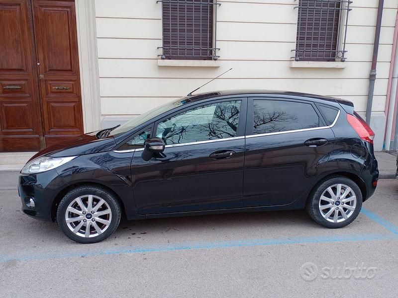 Usata Ford Fiesta 68 CV (50 kW) 2008 Nero Utilitaria