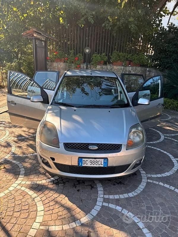 Usata Ford Fiesta 2004 Grigio Berlina