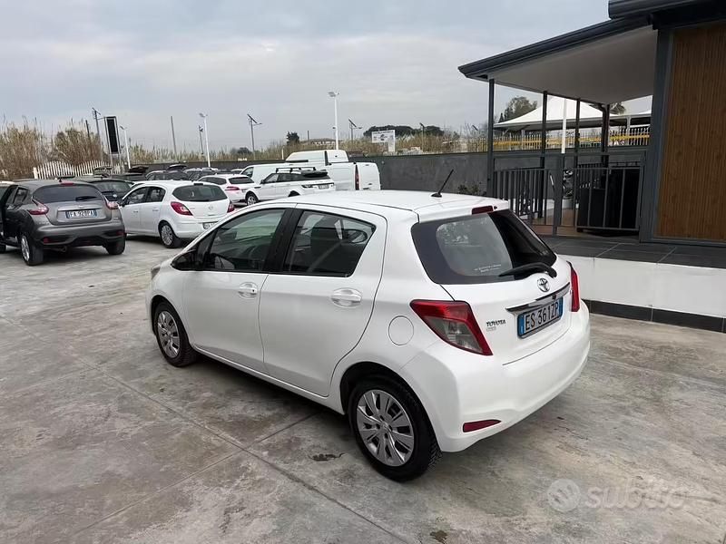 Usata Toyota Yaris Lounge 69 CV (50 kW) 2013 Bianco Utilitaria