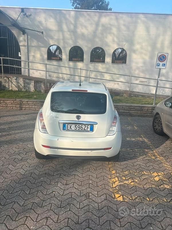 Usata Lancia Ypsilon 69 CV (50 kW) 2012 Bianco Utilitaria