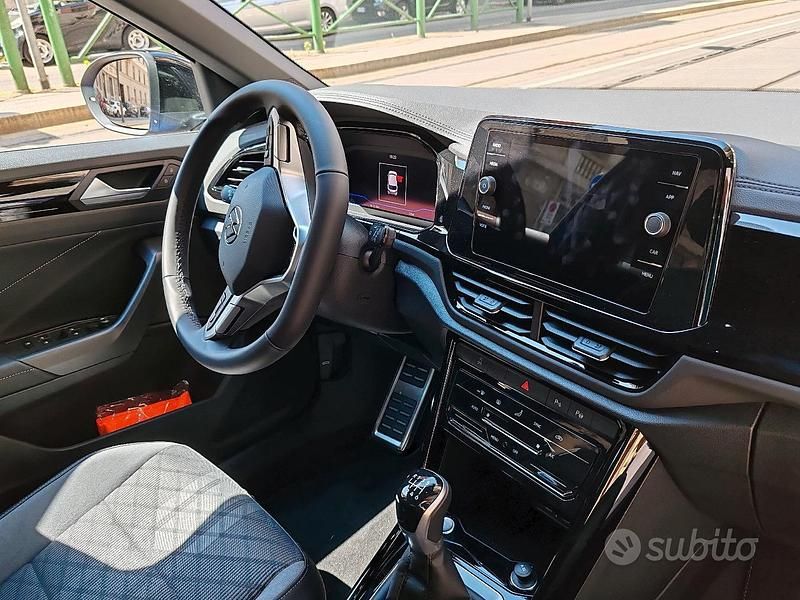 Usata VW T-Roc R-line 116 CV (85 kW) 2024 Blu SUV