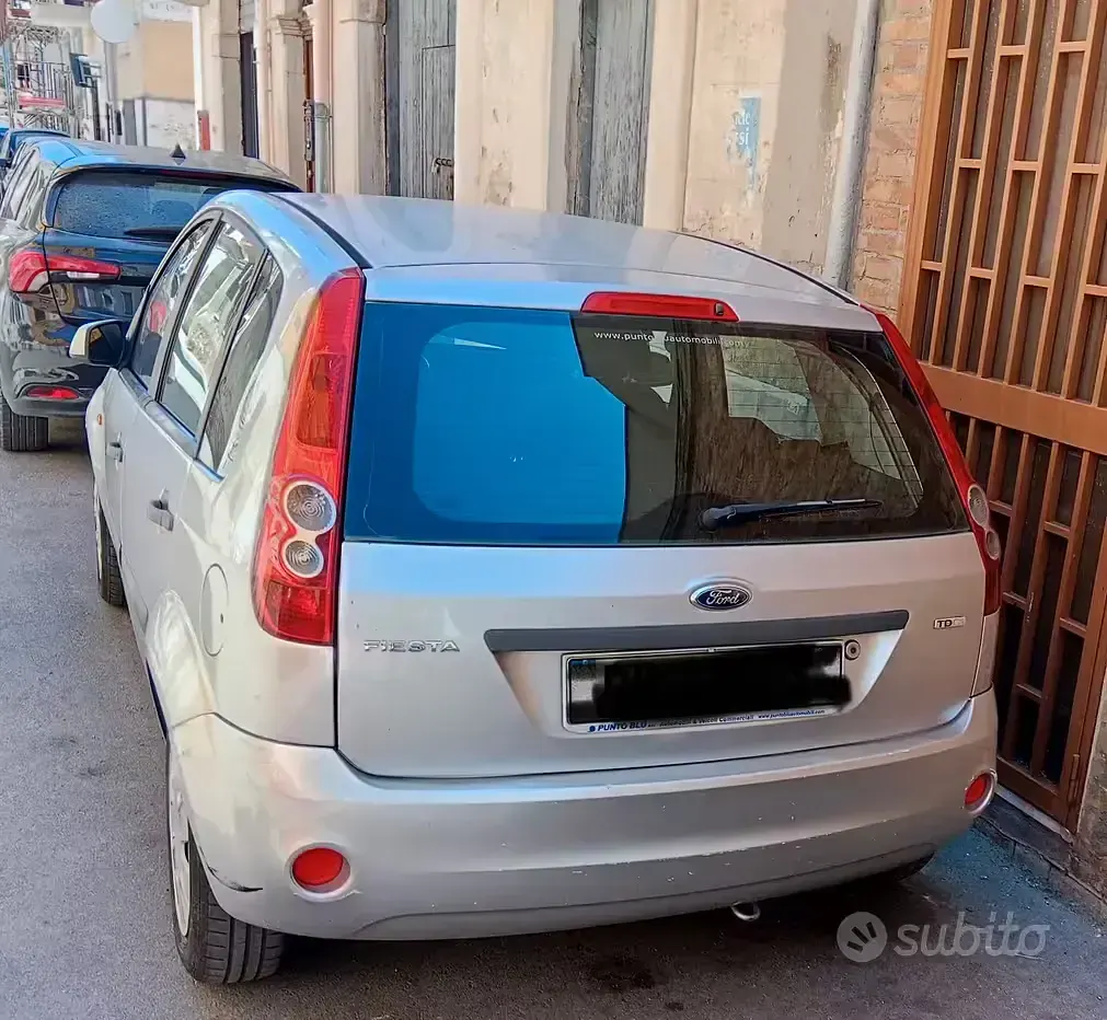Usata Ford Fiesta 80 CV (58 kW) 2007 Grigio Utilitaria