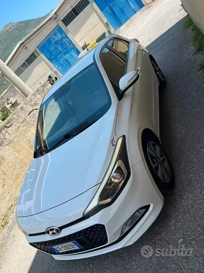 Usata Hyundai i20 75 CV (55 kW) 2015 Bianco Berlina