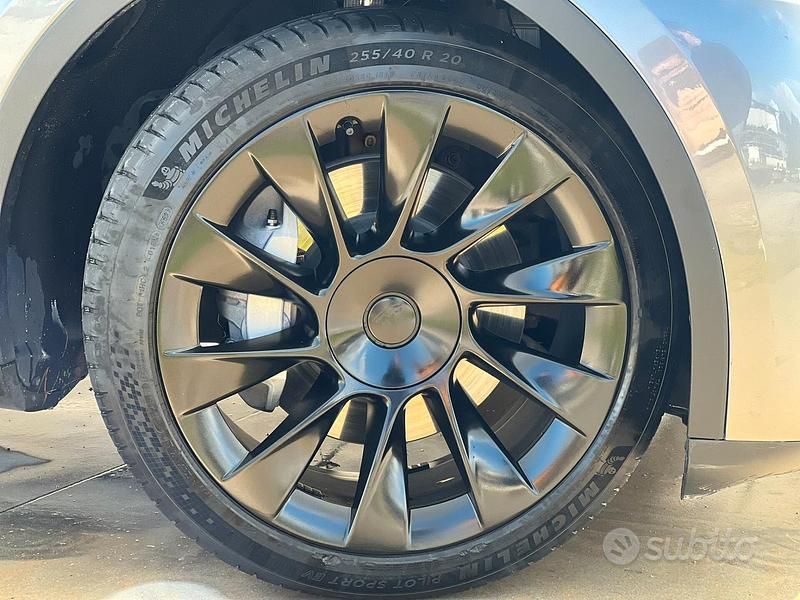 Usata Tesla Model Y Performance 189 kW (258 CV) 2024 Grigio SUV