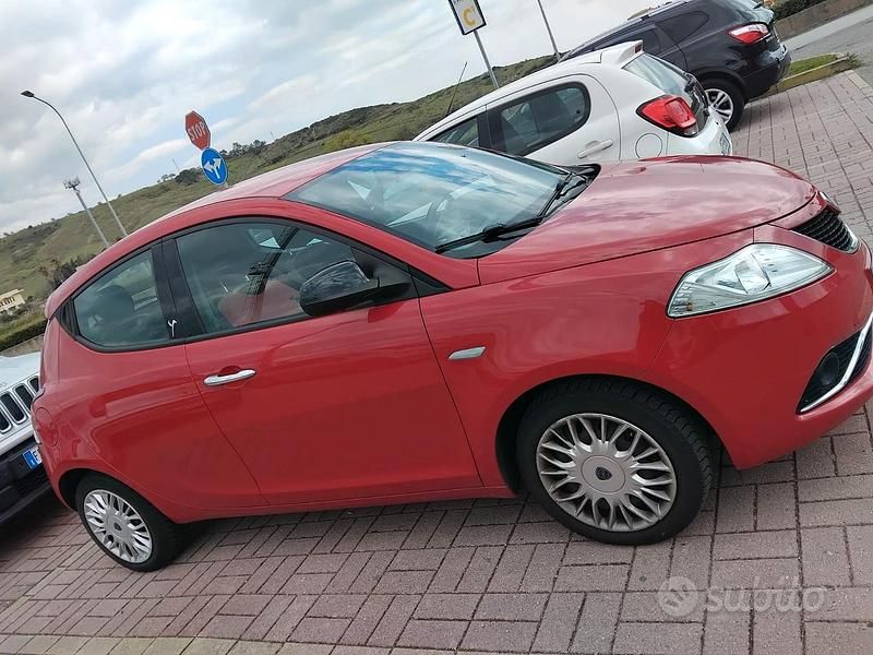 Usata Lancia Ypsilon Gold 69 CV (50 kW) 2017 Rosso Utilitaria