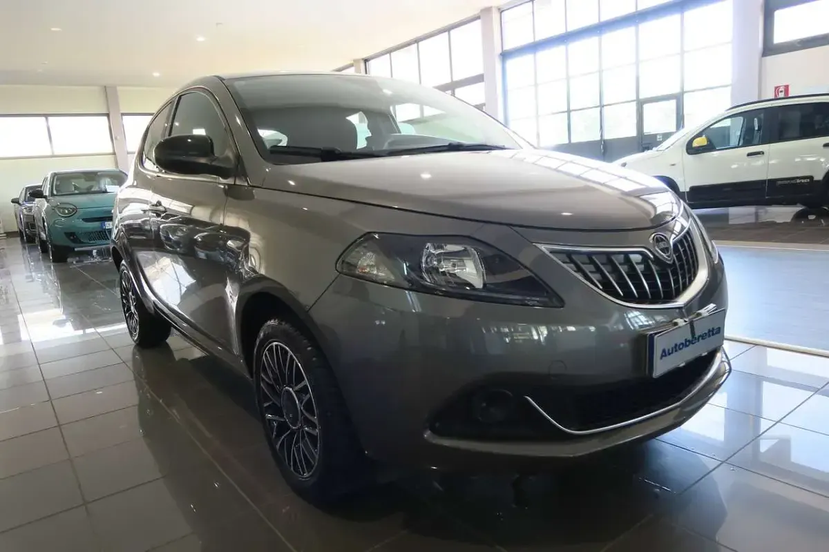 Usata Lancia Ypsilon Gold 69 CV (50 kW) 2024 Grigio scuro met Utilitaria